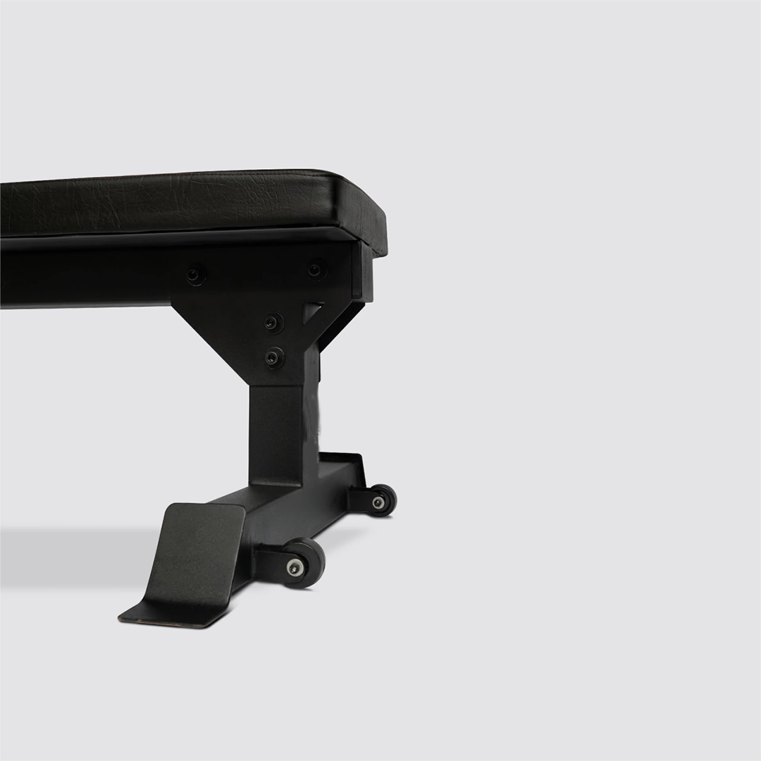 Compact and sturdy flat bench for strength training